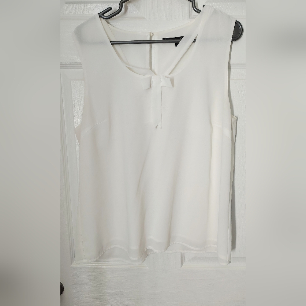 NWOT Sleeveless Top With Bow Trim - Picture 4 of 5